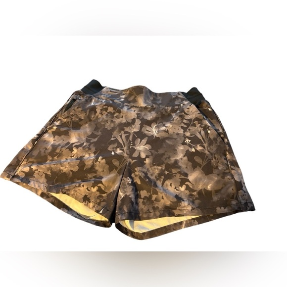 Athleta Brooklyn Midrise Short Sz 4 Printed Black Zip Pockets Running Athleisure - Picture 2 of 7